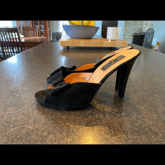 Bow Front Heels - Picture 1 of 2